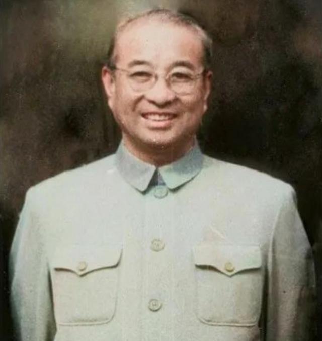 1955年9月27日授衔仪式上，当毛主席走到陈赓面前时，说：“你陈赓当大将了，跟