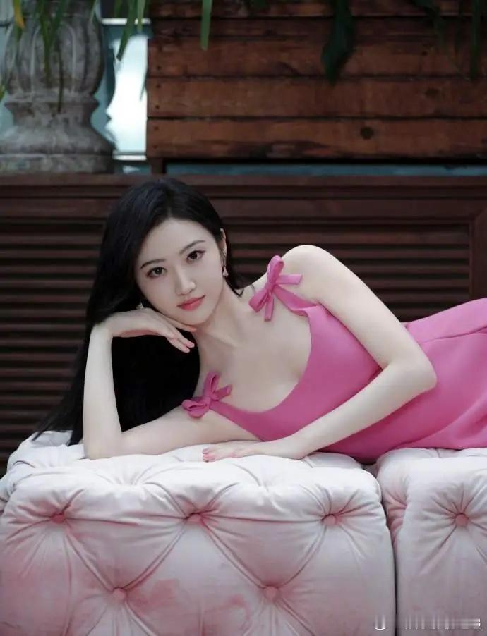 我有一种预感，景甜会火。不是因为新剧要上，也不是因为孙割这事。而是她这次的态度，