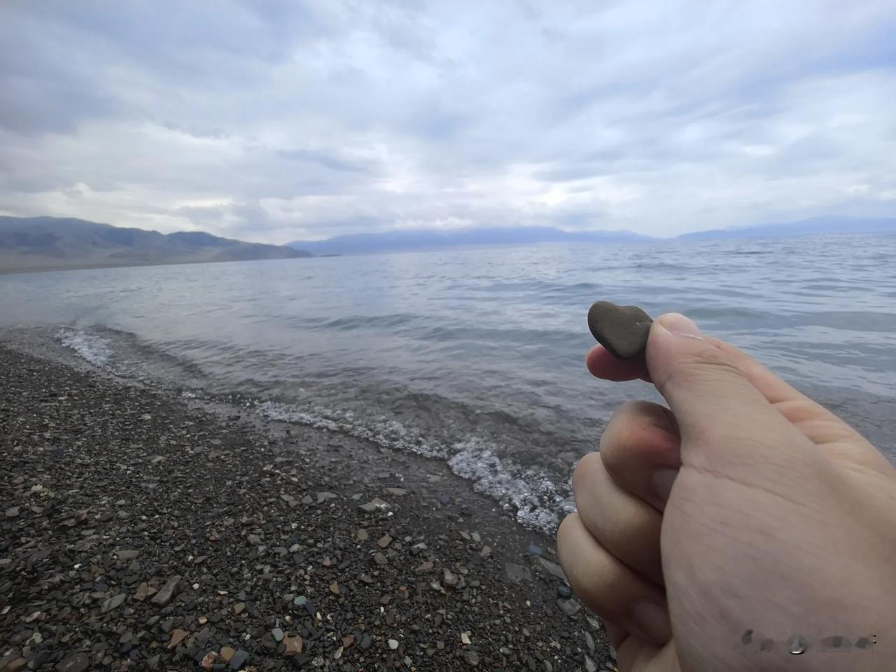 去年暑假自驾游了伊犁，感慨新疆的美丽，但就是是在赛里木湖留下了在疆地板级的旅游体