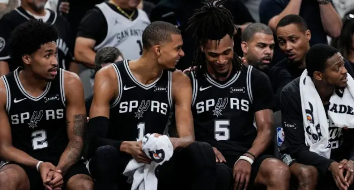 前NBA球员马努-吉诺比利谈到了本赛季马刺的表现。“我要恭喜米奇-约翰逊，恭喜