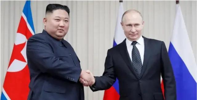 这画面，简直“炸裂”西方认知！阅兵仪式上，一边普京，一边金正恩。中俄朝，团结