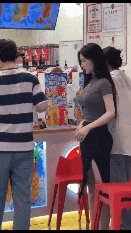 美女无论走到哪里都能混吃的[捂脸哭]