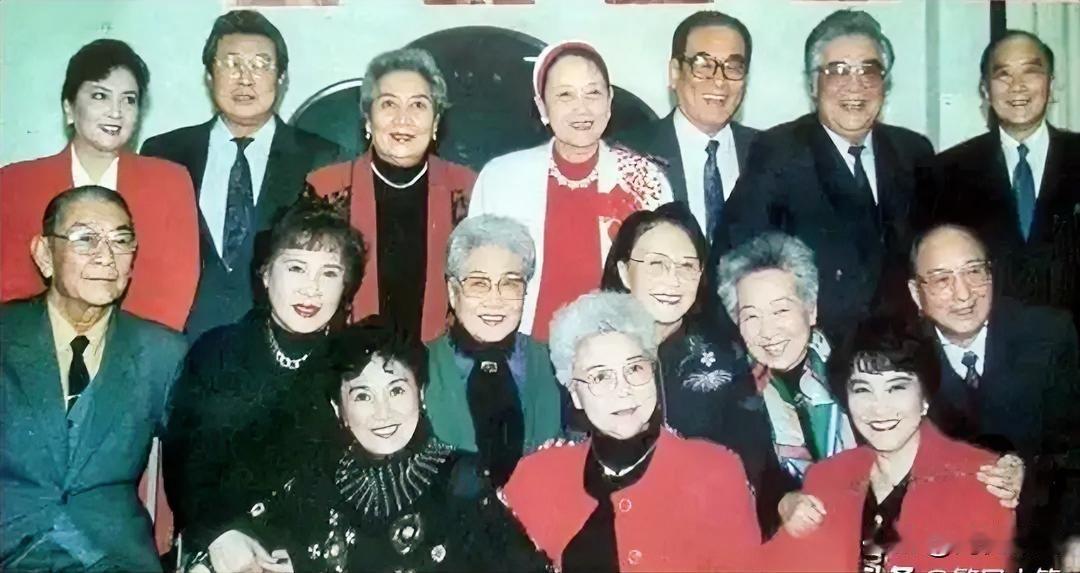 如果能把这16位都认得出来的，至少也得70岁以上老影迷了。这是“22大明星”参