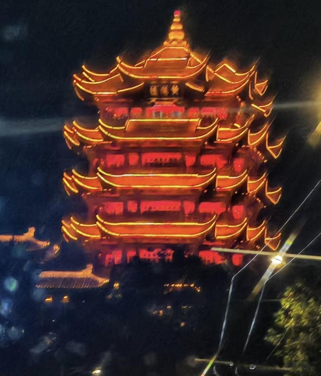 朋友圈都炸了！盛传一件事：外地的一位朋友自驾武汉，嫌天气热，逛了黄鹤楼后，便含沙