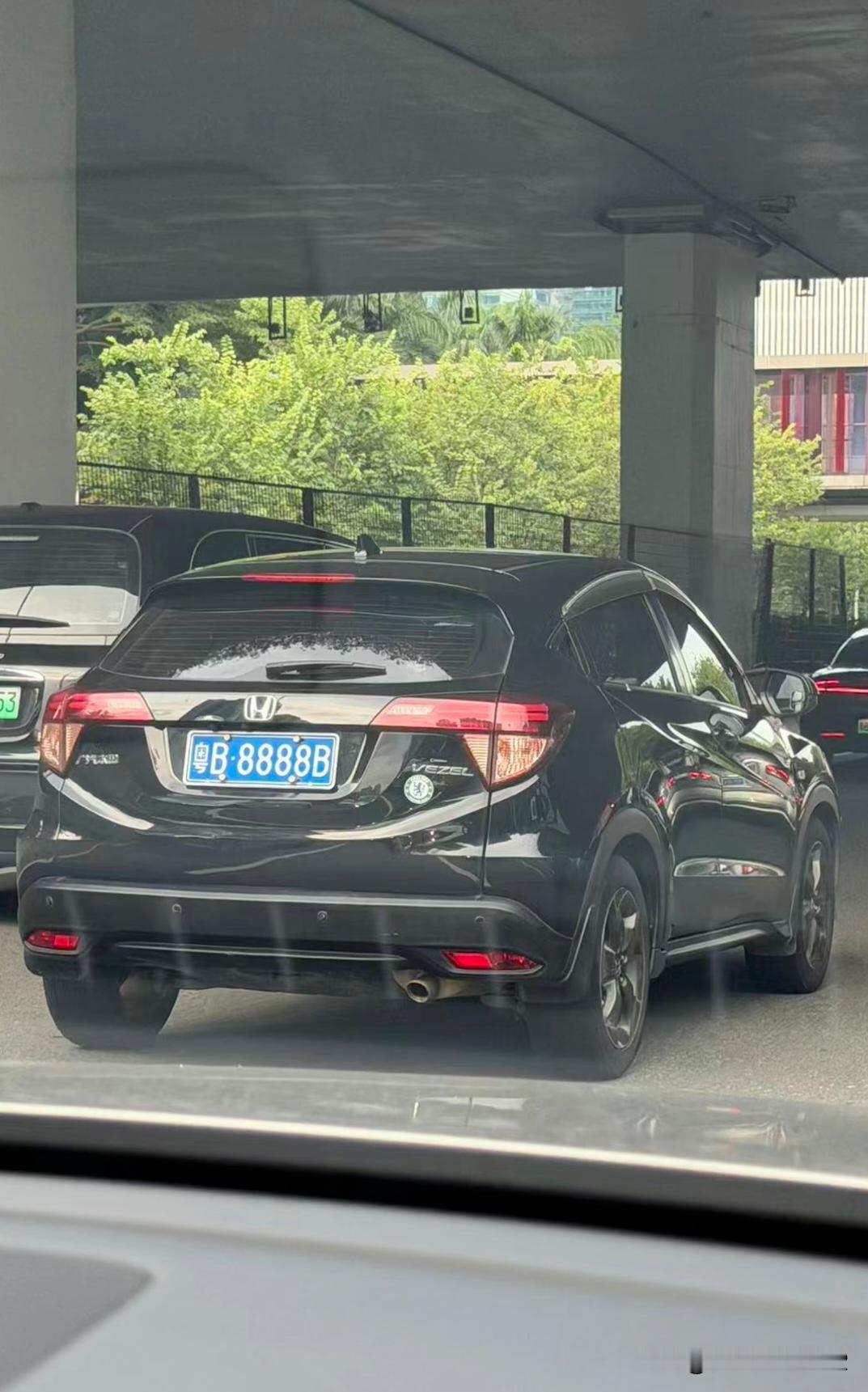 这号码配得好啊，不过少了一个8，在深圳全数字的车牌不多见，0000的车牌我都没见