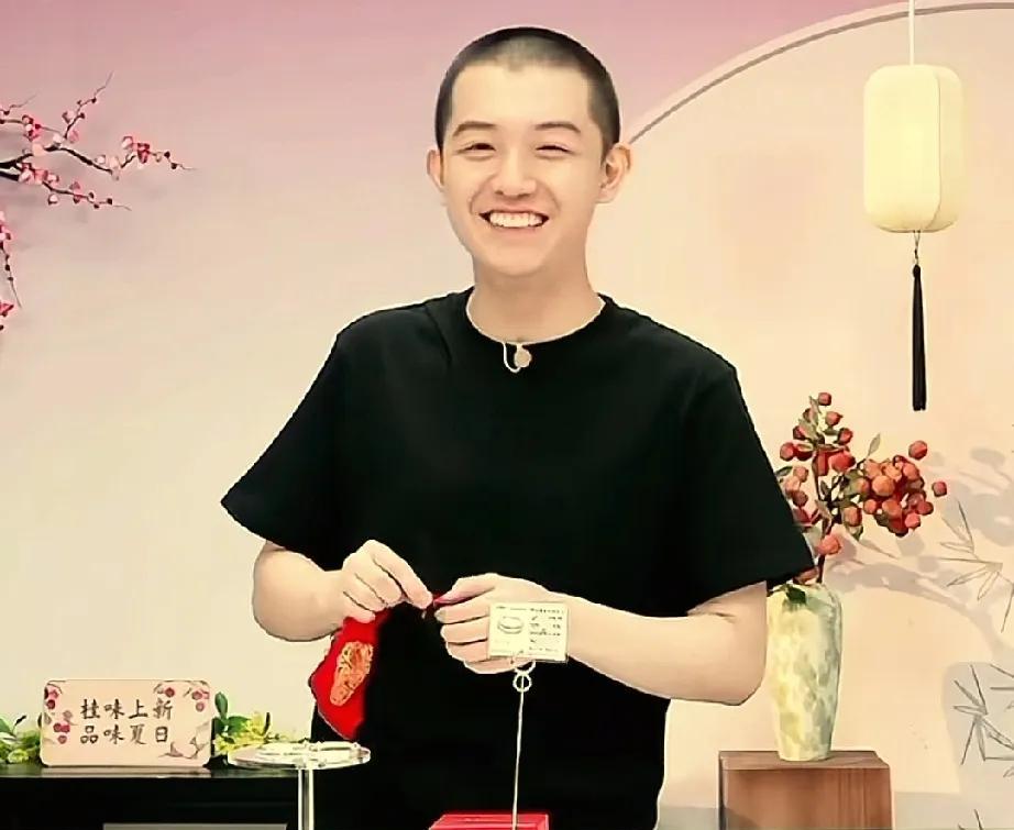 董董说，他们公司结婚生小孩还给红包呢！还是他哥亲自给他发的那种[呲牙笑]之前公