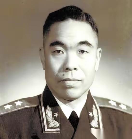 1948年，长春起义的消息传到南京，蒋介石办公室里的一只茶杯砸在墙上。他直接给北