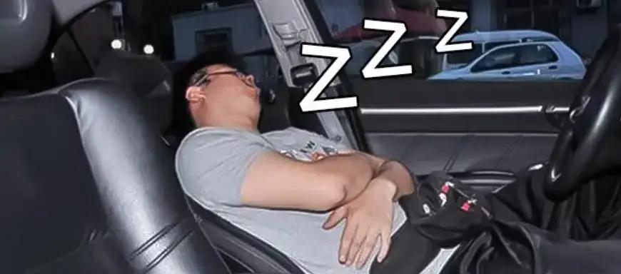 燃油车怠速吹空调，一小时干掉2-3升油。重卡司机一年光驻车休息就要烧掉1.5万油