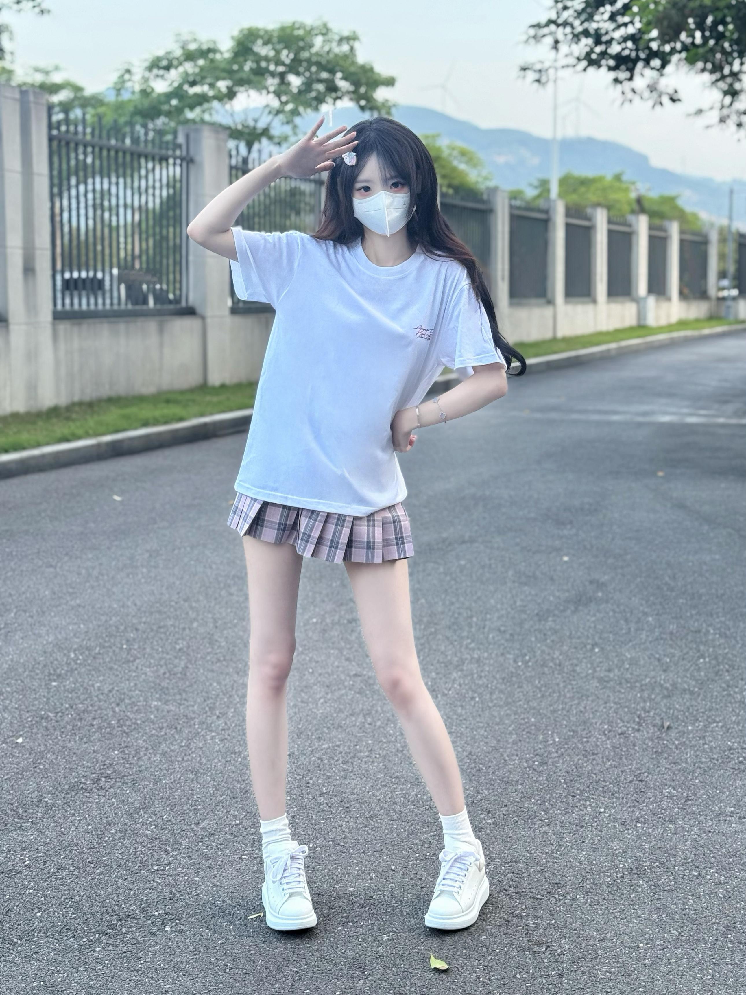 谁懂白t搭配百褶裙的救赎感​​​