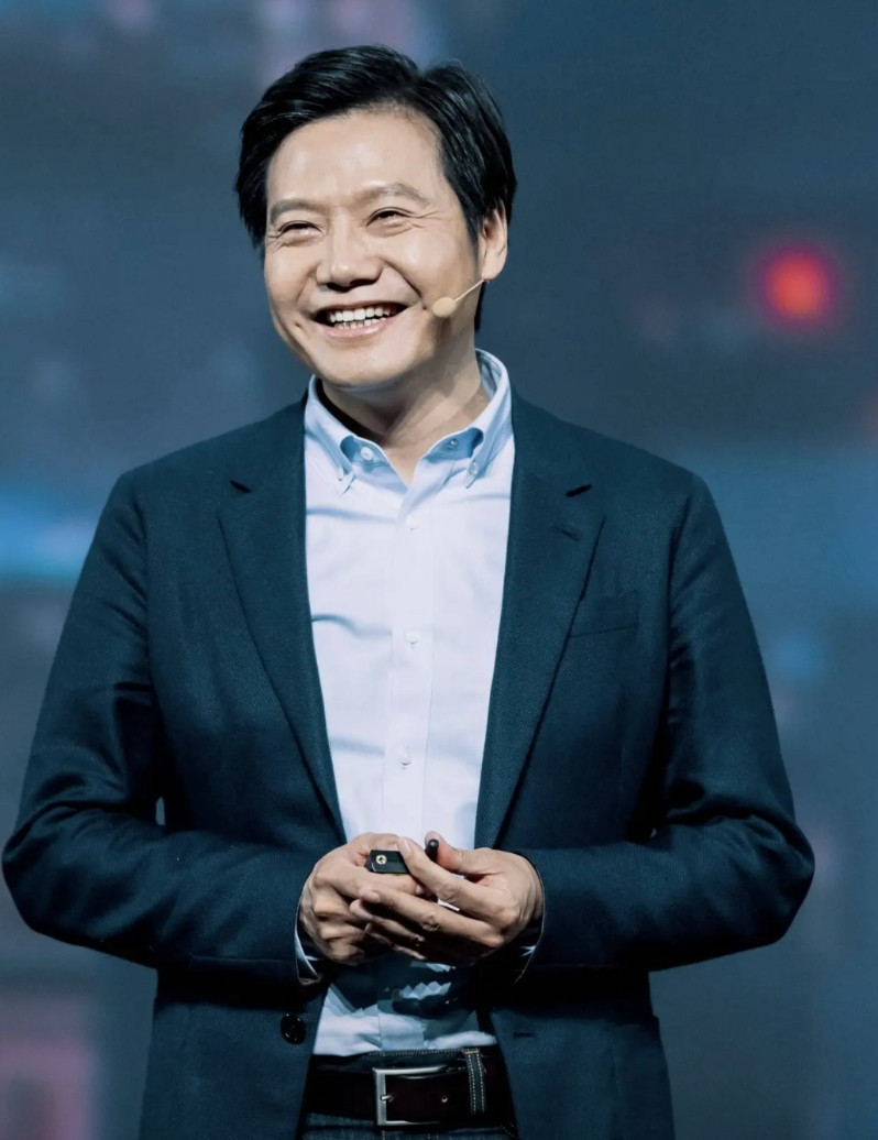 董明珠现在是全网最开心人了自己说过的话，培养人才的速度远远低于挖人的速度。雷