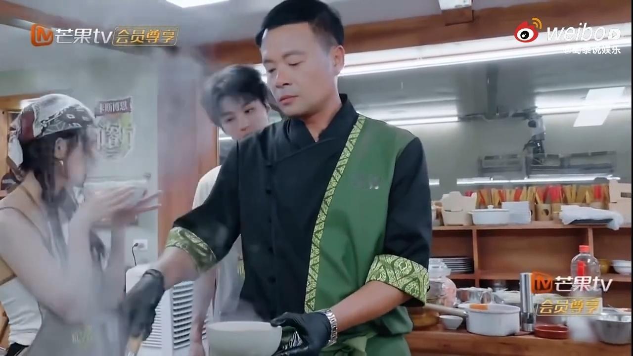 靳梦佳连喝两碗王俊凯老鸭汤中餐厅中餐厅暖心时刻来袭，王俊凯耗时炖制特色老鸭汤，荷