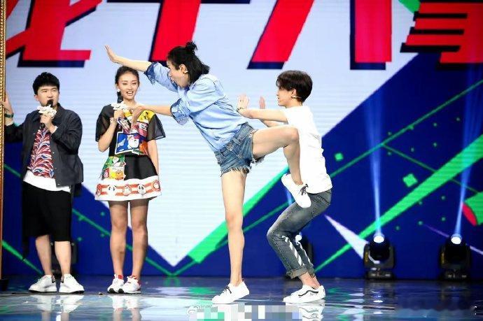 离婚复出的女星有多拼，为了赚钱真的豁出去了，曾经的一线喜剧女星，不输如今的马丽！