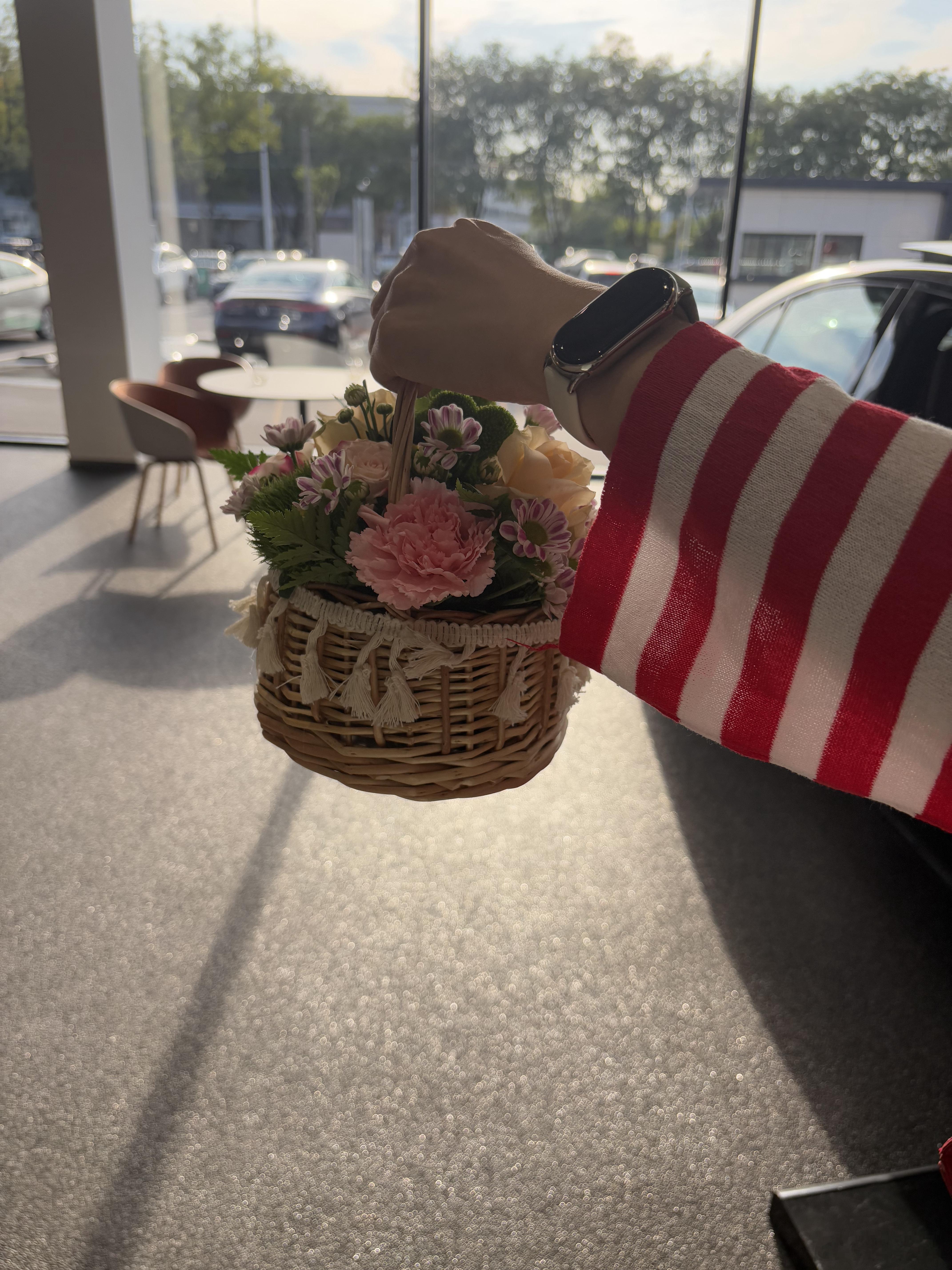 中秋逛逛店，还有礼品拿，一个花篮一顶帽子。[doge]大v聊车​​​