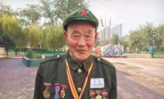 河北一功勋老兵晚年遭到儿媳嫌弃，被赶出家门，无奈住进机井房里，2020年，英雄的