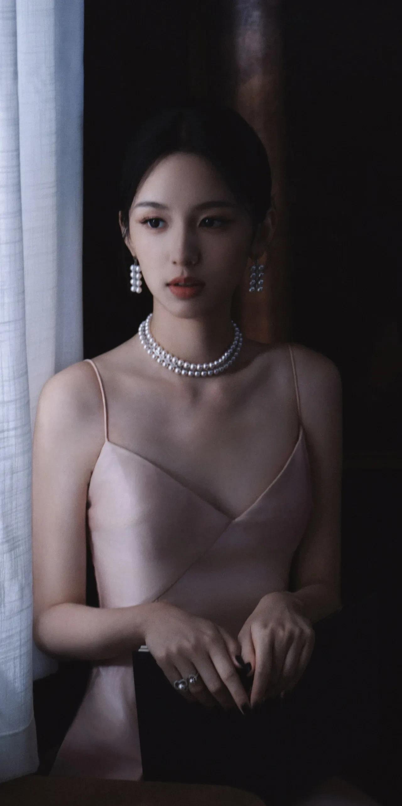 周也这组图鲨疯啦！吊带裙勾勒出傲人曲线，珍珠项链点缀性感。皮肤白到发光，眼神清冷