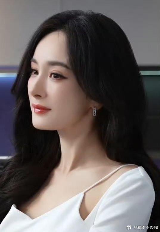 杨幂白纱抹胸裙仙气感杨幂白裙完全白月光级别，清冷和温柔并存，美得很安心