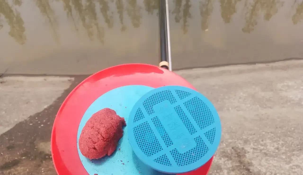 近几天，又很热，气温三十七八度。我没有去钓鱼，每天在附近一家渔具店串门、闲聊，发
