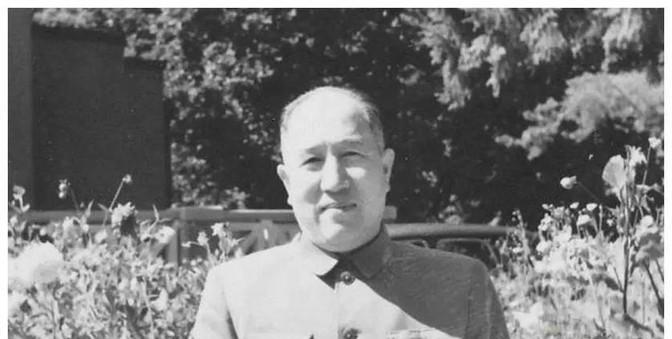 1945年他担任粟裕的军区参谋长，协助指挥战斗，让粟裕极为喜爱，谁料三个月后，此