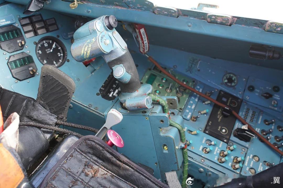 苏霍伊苏-47金雕前掠翼验证机的座舱布局