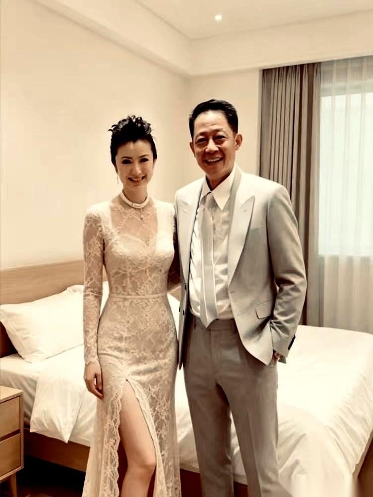 关于老戏骨王志文2008年的那场婚礼，至今在圈里拿出来说，都像是一出不按常理出牌