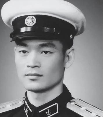 他是许世友的儿子许光，是中国第一批本科海军军官，正当前程似锦时，父亲许世友对他说