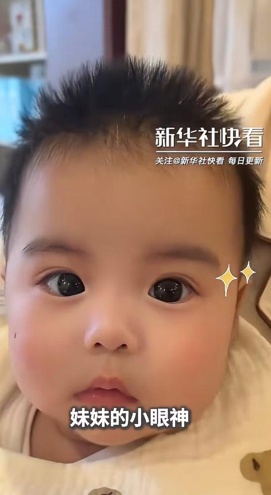 科学也没法解释了，这对双胞胎因为眼睛而火上人民日报了。从视频中可以看到，虽然
