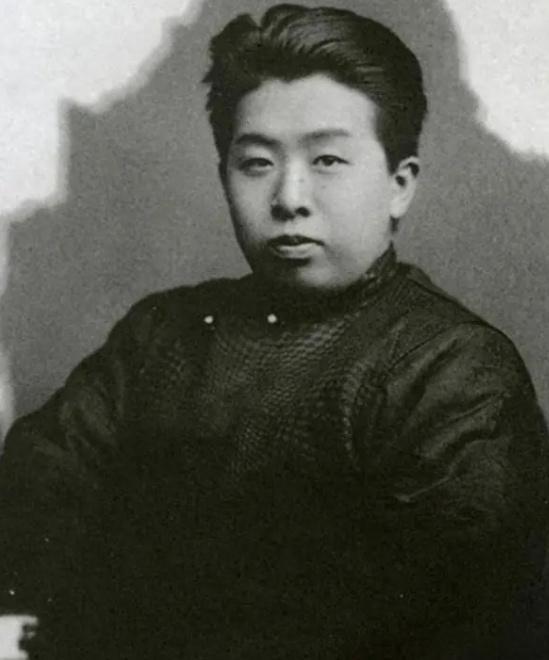 张作霖有8个儿子，他最看重张学良，不光把他当作接班人培养，还对他百般疼爱，他最厌