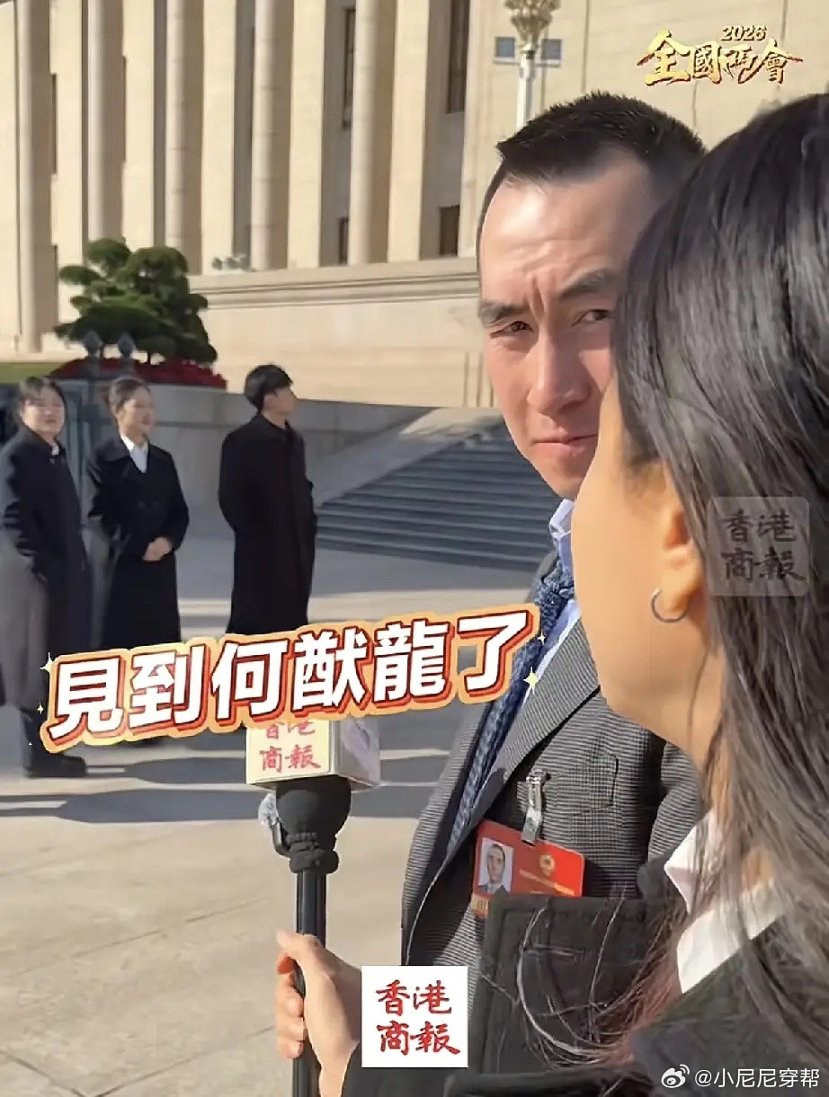 何超琼与亲弟弟何猷龙同时参加活动，却未同行，也没打招呼，更没有合影，何超琼与弟弟