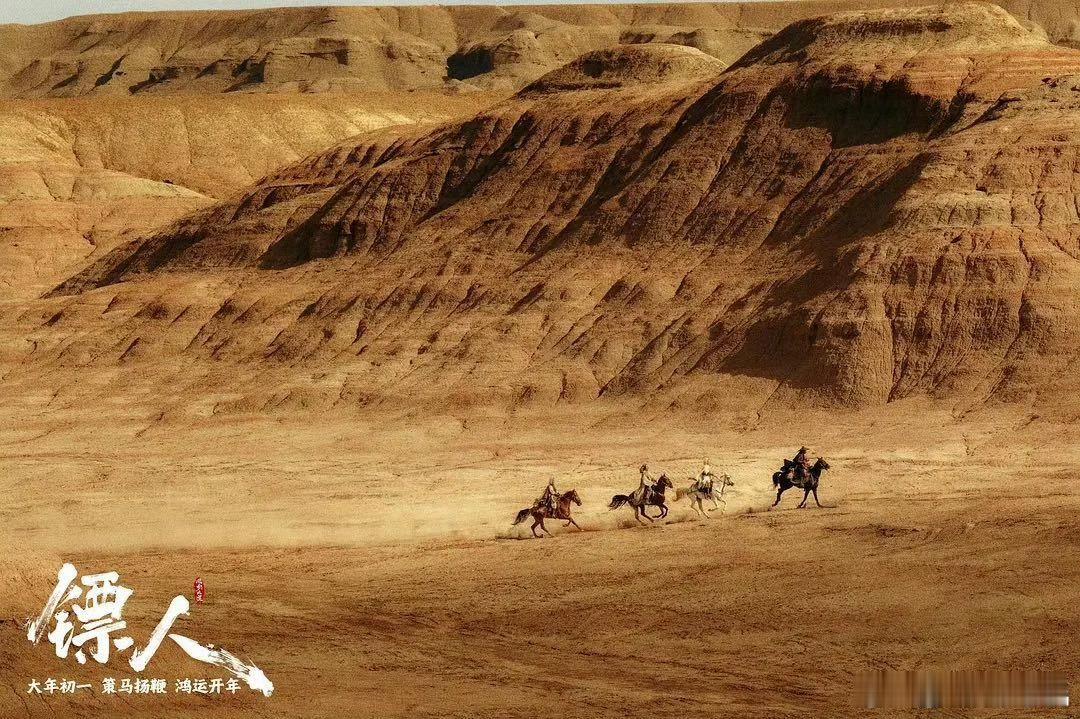 镖人武侠不死环境塑造太绝了，大漠中风沙滚滚而来，那种苍茫感直接把观众拽进江湖