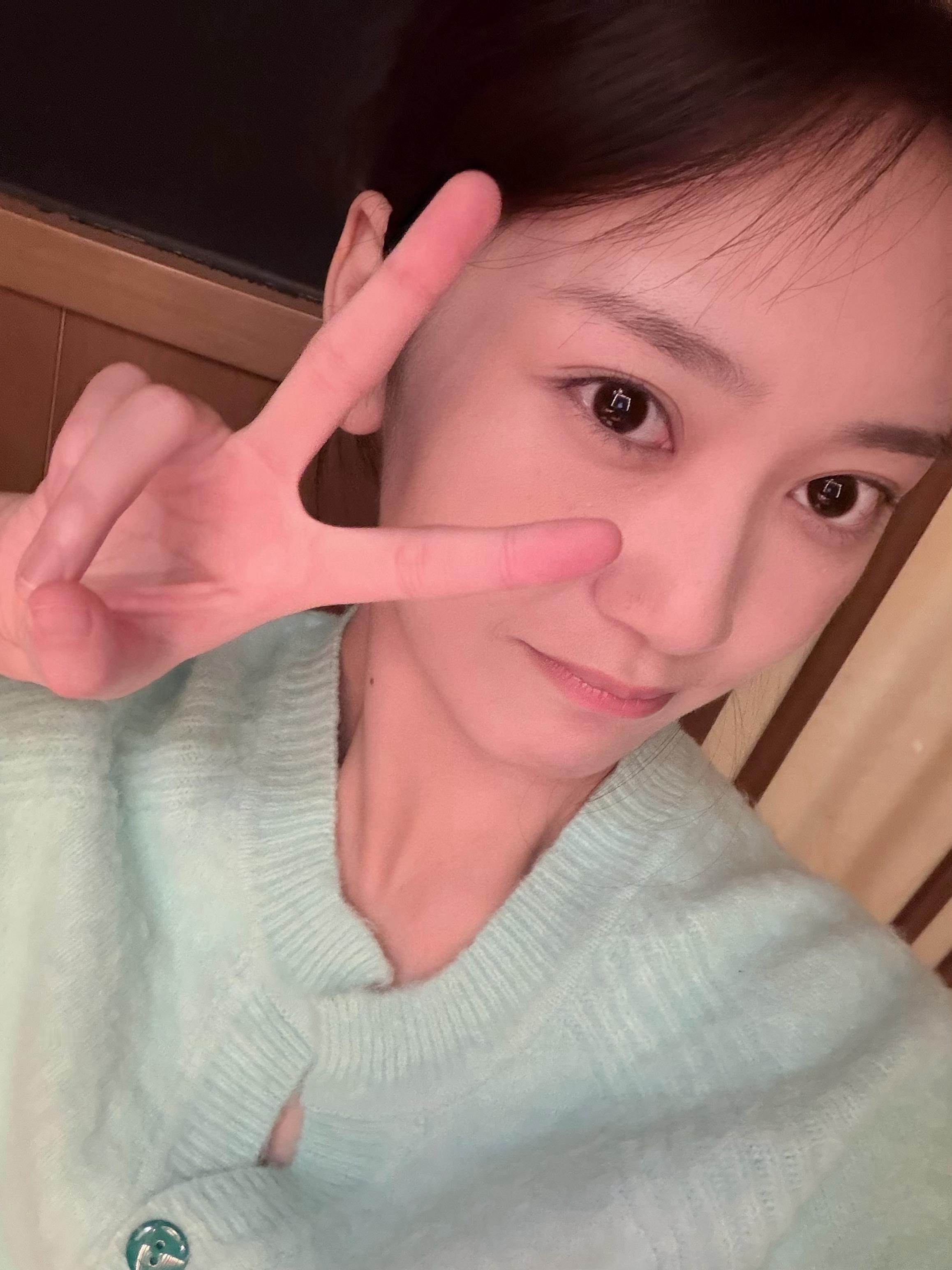 “谢谢你啊，这一年，快乐且自由。来年，要继续努力哦。”‎一条plog告别2025