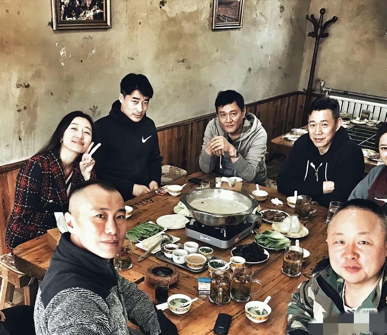 这张合影中，我一个都叫不出名字！我敢打赌！90%的年轻人都不认识这些老演员，谁要