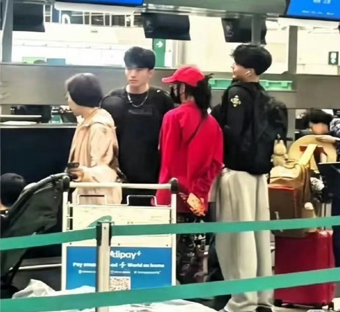 张柏芝18岁大儿子身高真的不敢相信张柏芝和谢霆锋小时候那么可爱的儿子，现在居然长