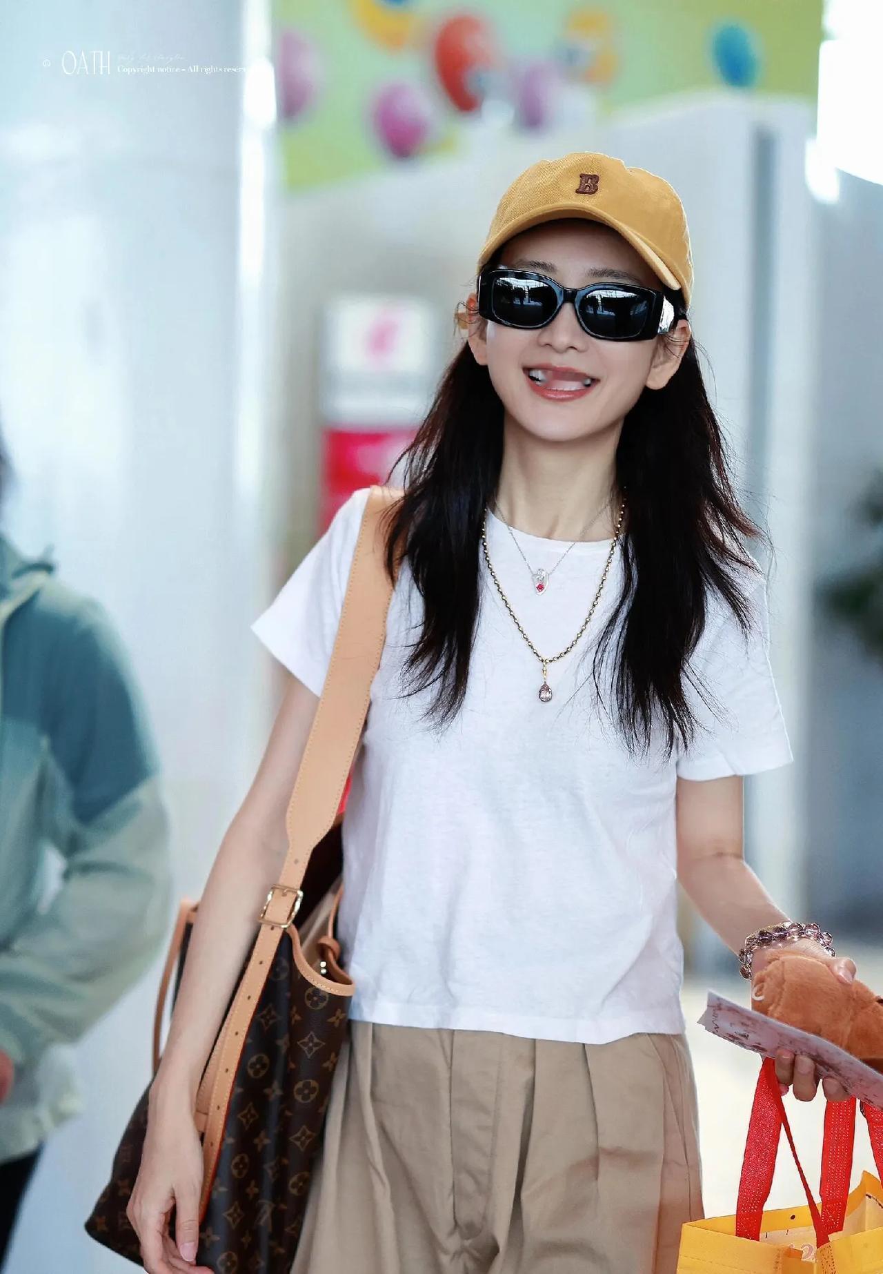 王鸥私服太会了！简约穿搭赢麻了✨王鸥最新机场造型，把松弛感穿明白了！白T