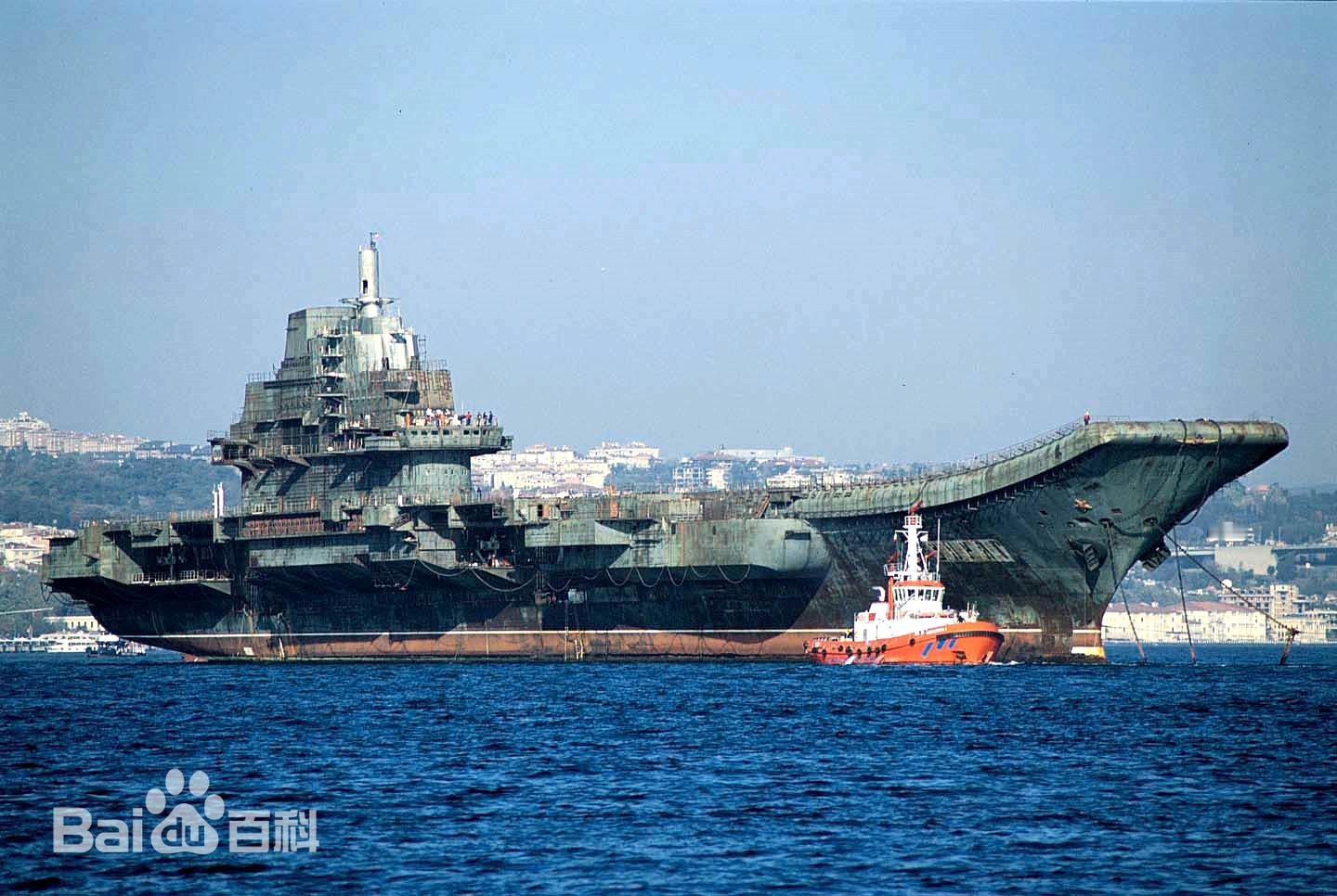 瓦良格号是在2002年3月初被拖到大连，从05年开始进行全面改造改装工作图2是某