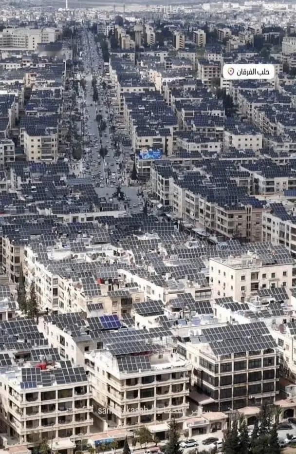叙利亚电视台在社交媒体上发了一段视频，讲的是叙利亚阿勒颇的楼顶几乎都装着光伏发电