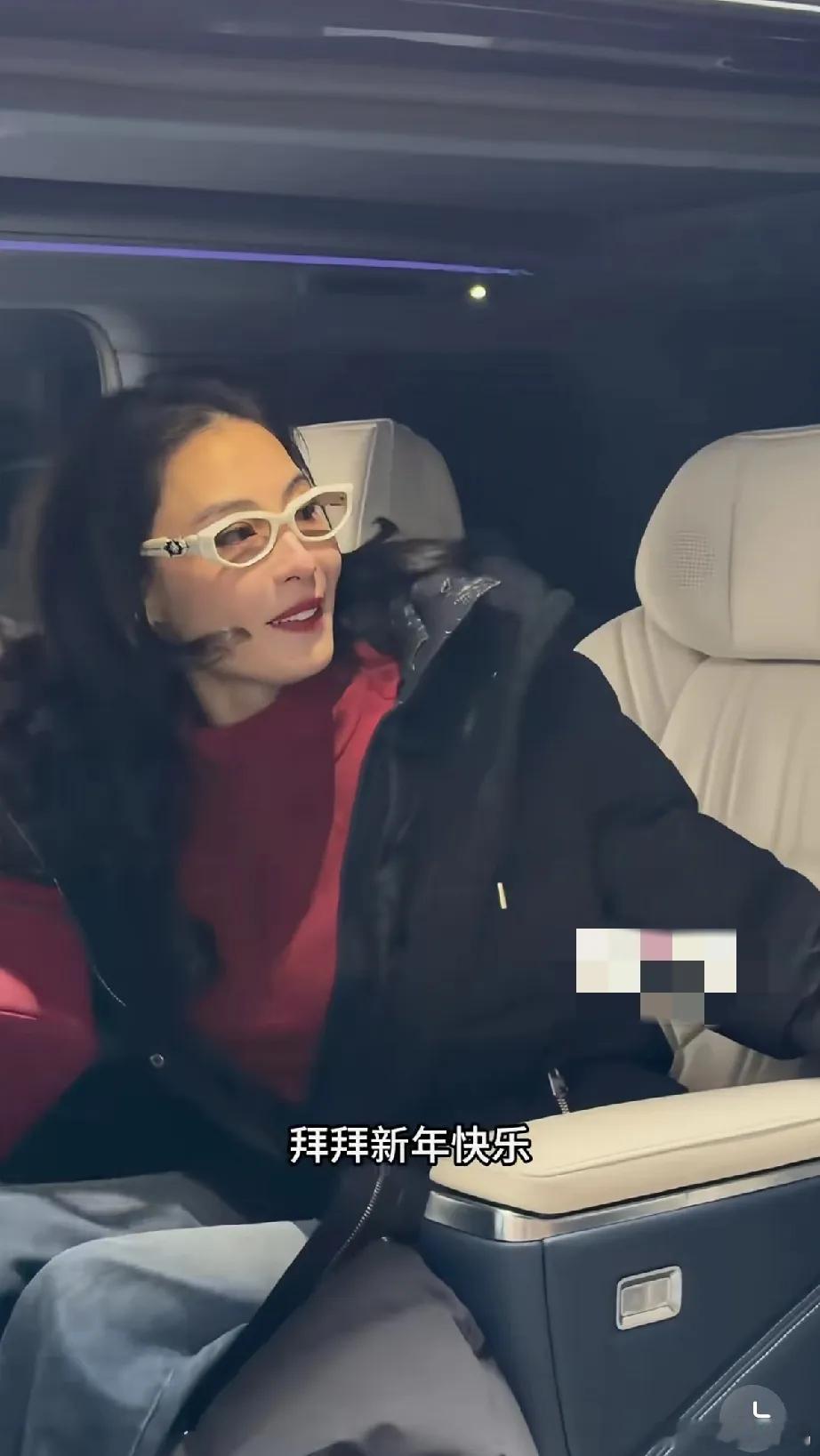 张柏芝不服老不行，弄了大卷发，配红唇，但仍感觉是大妈一样！1月31日，有网友晒出