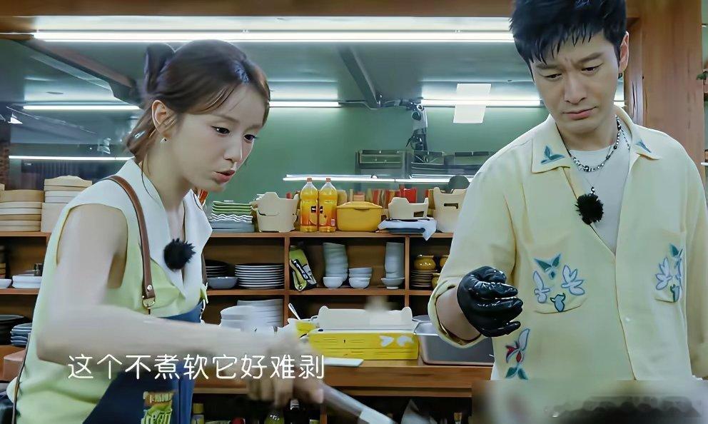 黄晓明那让人窒息的死盯，彻底撕开了职场里最要命的一种人设。在《中餐厅》，张雅琪的