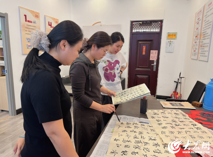 翰墨润邻里济宁高新区洸河街道明泰社区书法公益课堂丰富群众文化生活