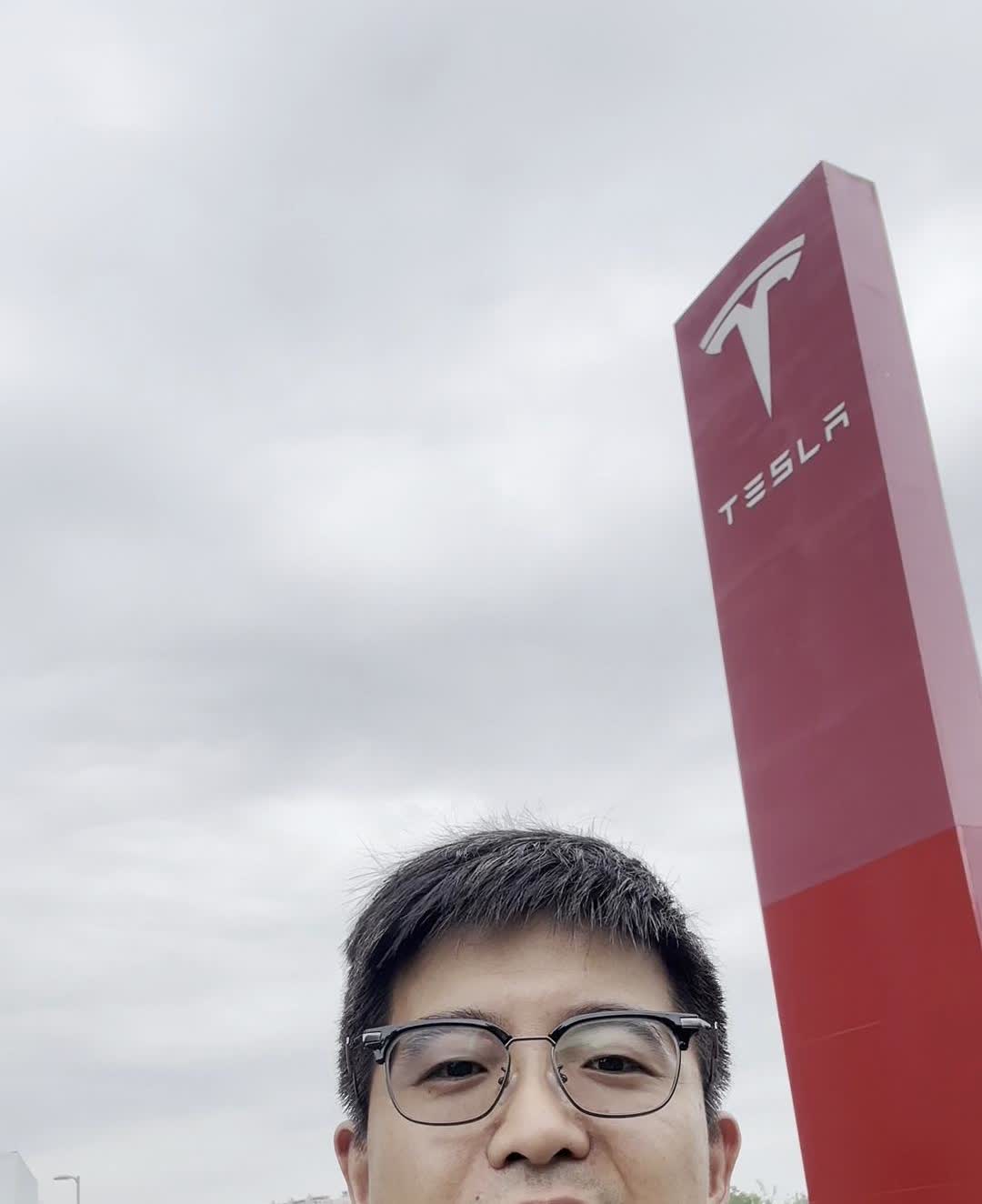 焕新ModelY提车啦！这是谁家买的大聪明？这签名有点贵。提第五辆特斯拉了
