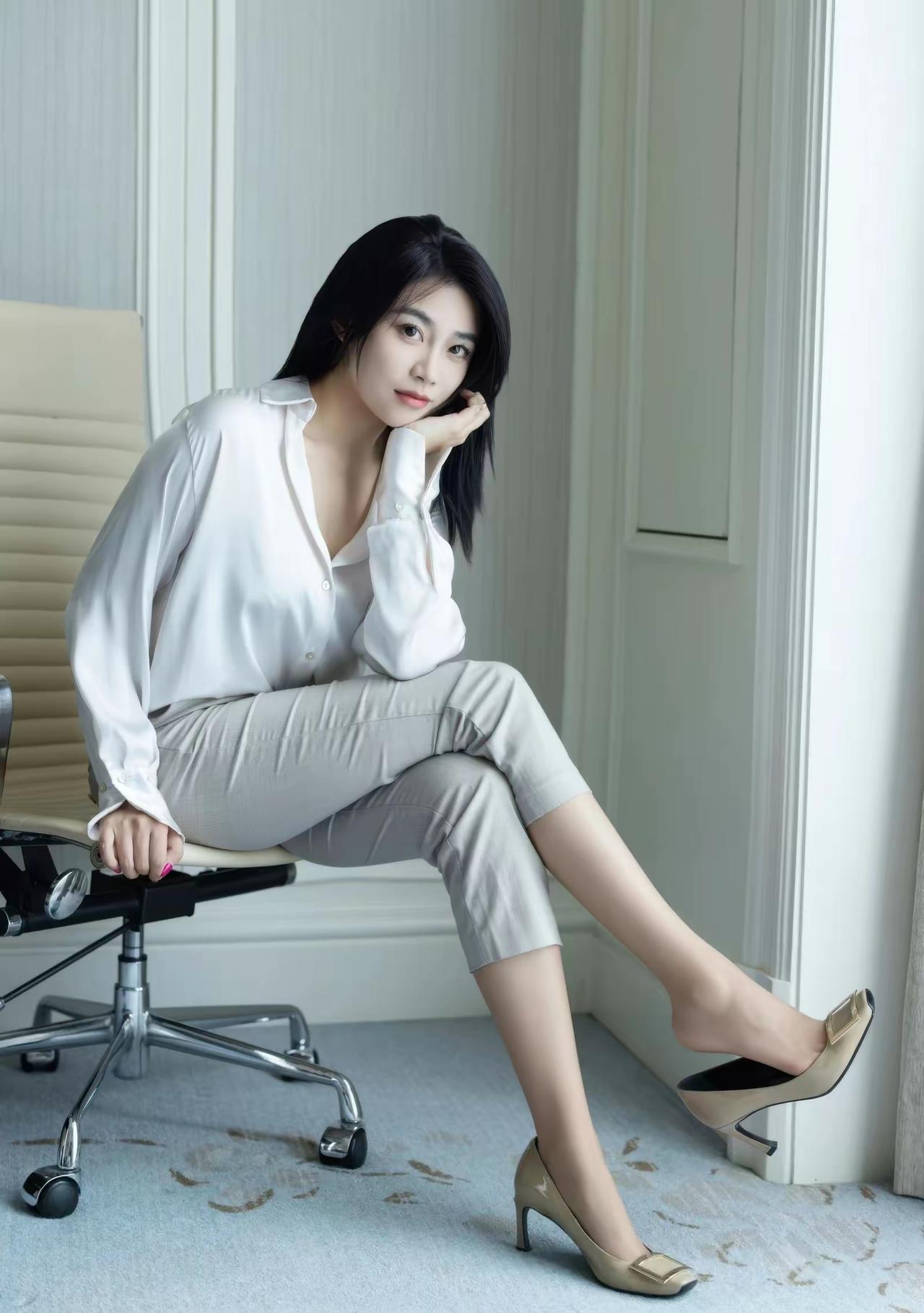 太阳发现有人看她，竟然羞红了脸。