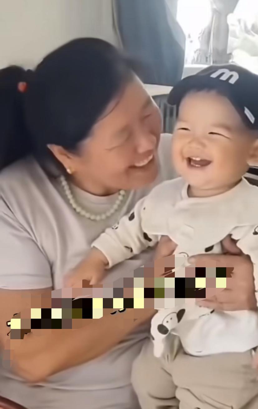 看把大衣嫂乐的，抱着孙子爱不释手。陈萌和她儿子，提高了朱之文家的颜值。陈