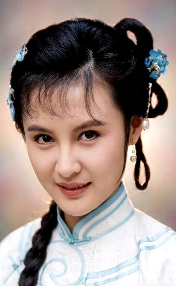 胡斐这辈子第一次心动，既不是袁紫衣，也不是程灵素，而是一个已婚女人。原著里那