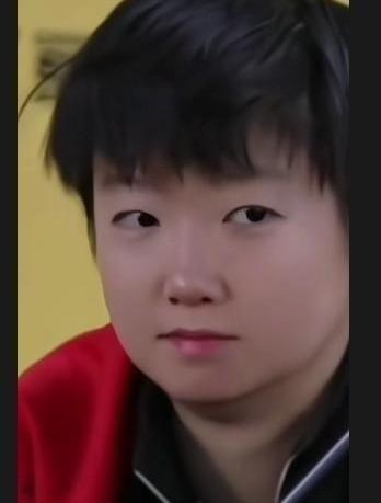 王楚钦的官方回答可以忽略不计。真正的好戏，全在旁边孙颖莎那个憋不住的笑里。那
