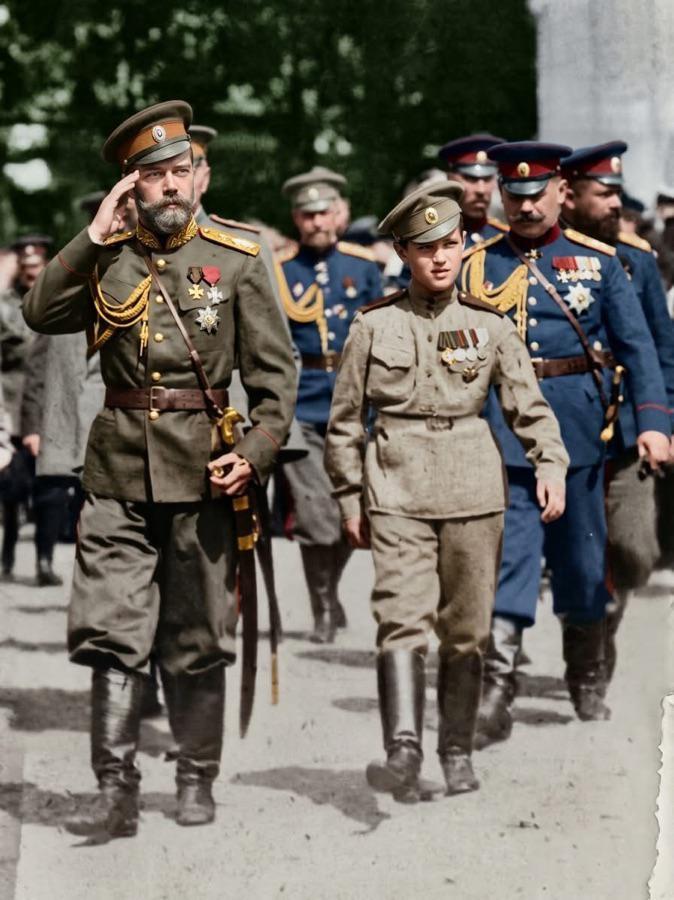 下图展示了俄国末代沙皇尼古拉二世在第一次世界大战期间与其军事幕僚一同行走的场景。