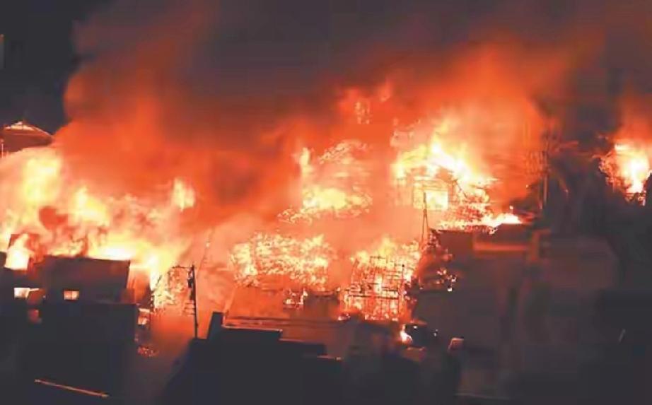 说实话，刚看到这条新闻的时候我愣住了。我妈在家庭群里发了个语音：“儿子，你看新