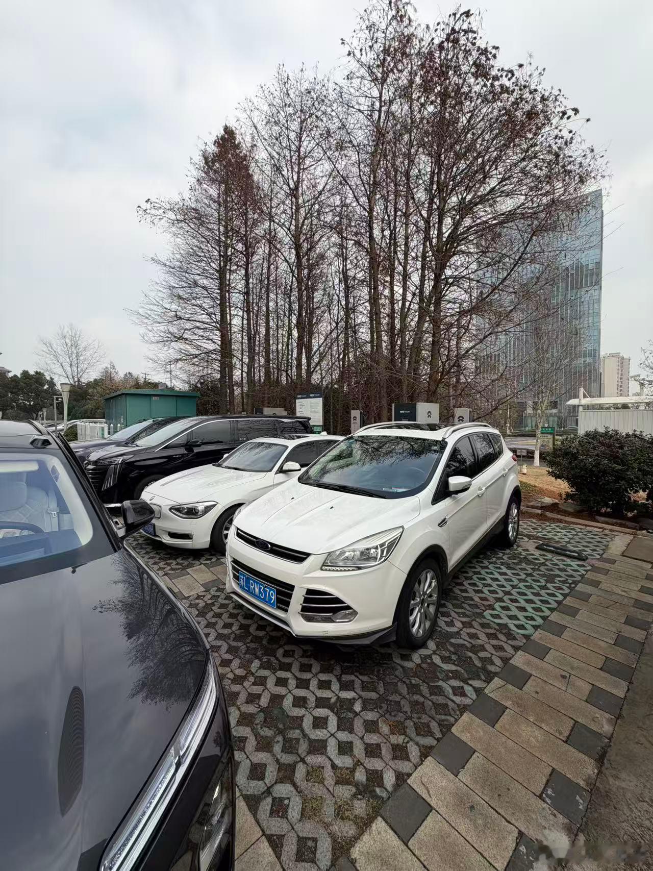 开个新8过来充电，结果被油车占位，打电话喊他来挪车，居然和我说在开会呢能不能等等