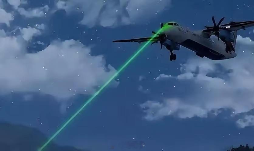 日本战机又被激光照射！！！日本自卫队的一架CH-47运输直升机在静冈县上空进行夜