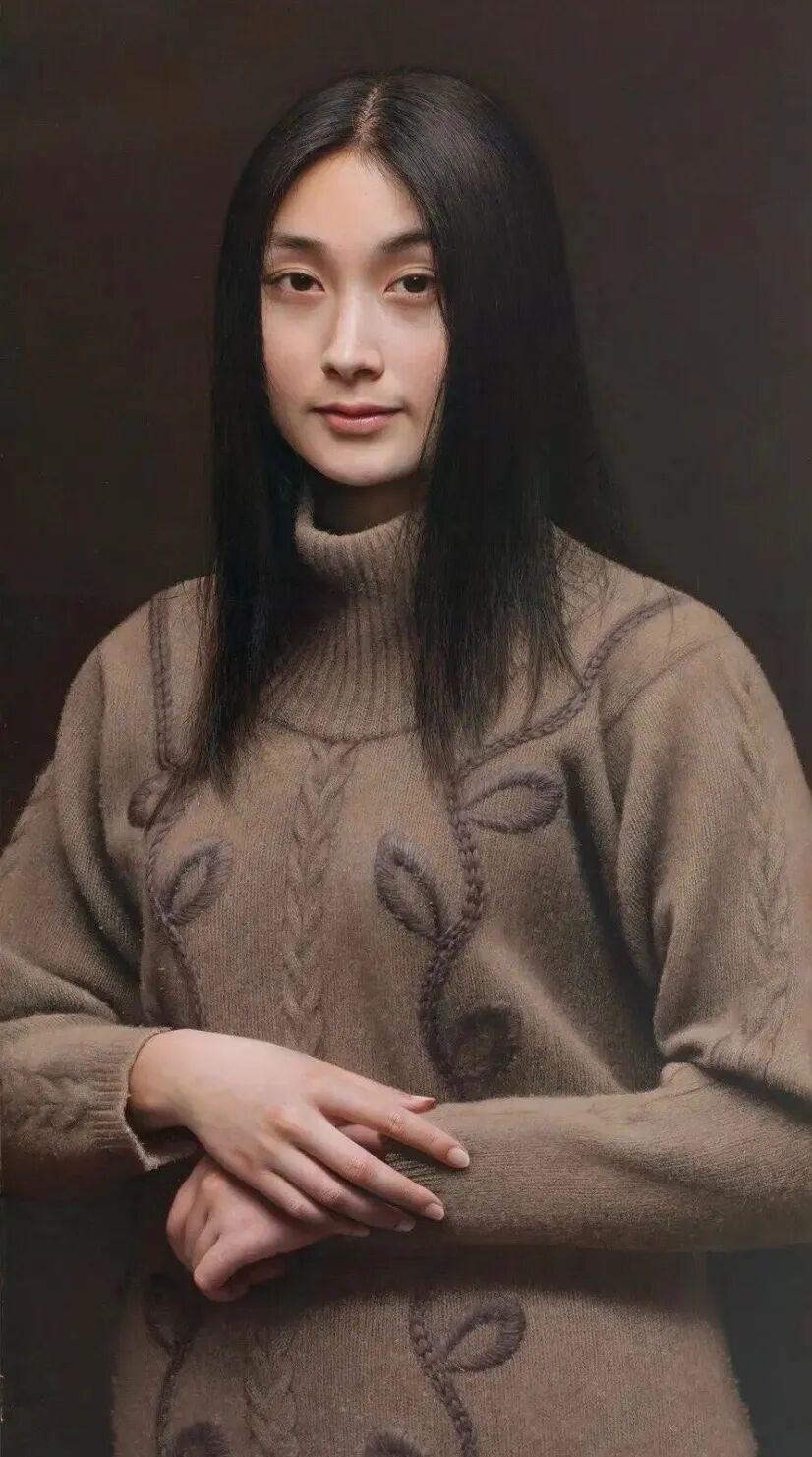 冷军的毛衣少女，要不是说油画，谁会相信这是画的呢？她比照片还逼真，难怪卖了805