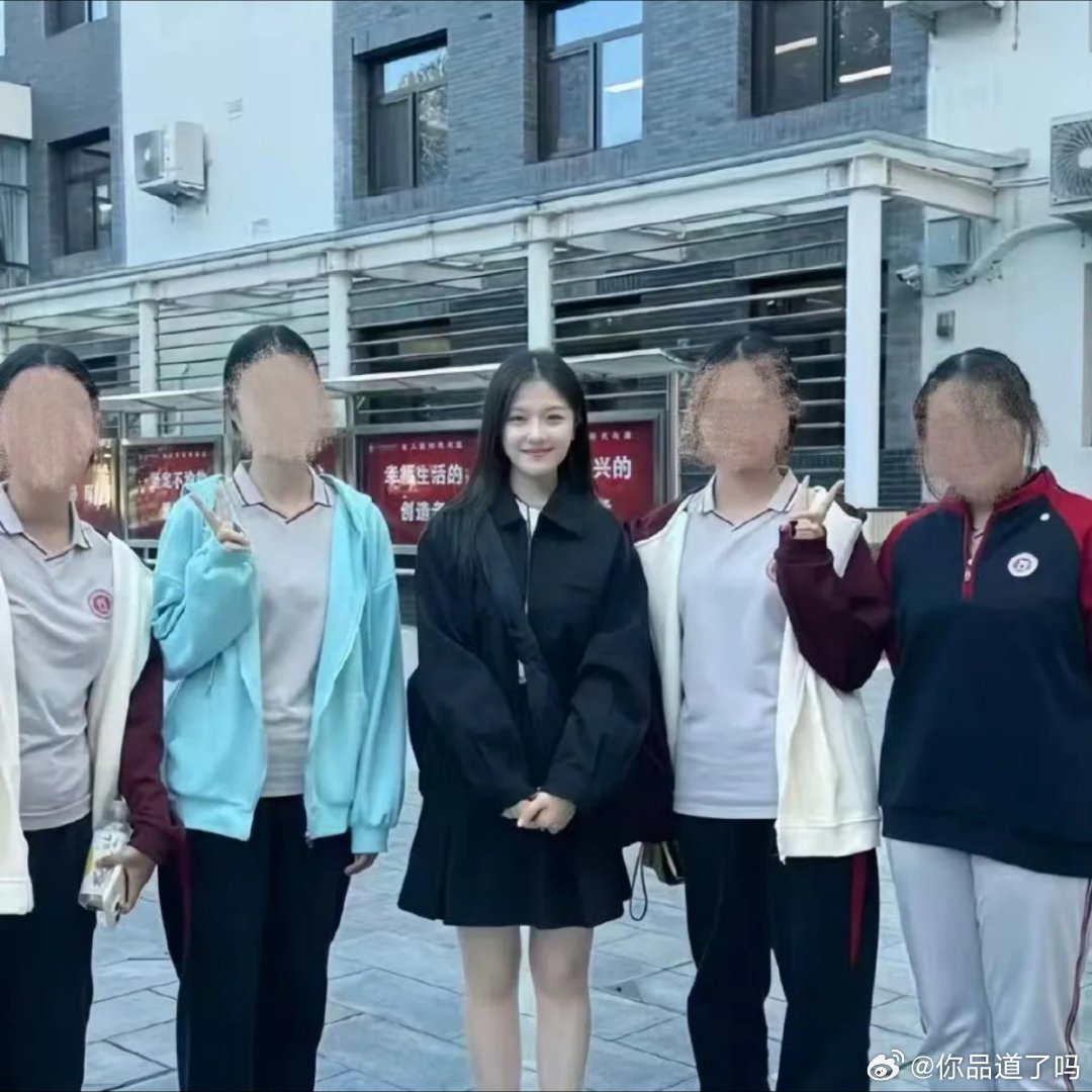 李兰迪跟路人同框居然这么显脸小？！我一直以为她脸挺大的，果然明星跟素人真的有壁啊