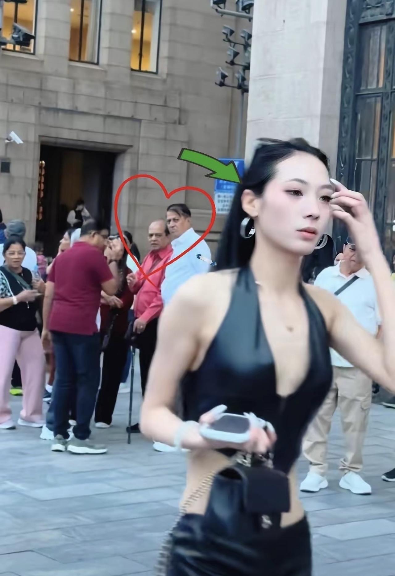 拜托这是在中国，麻烦你们收敛一下吧！上海街头，一个时髦的辣妹走过，好家伙，这